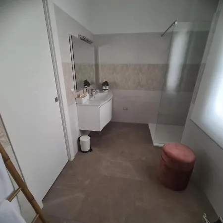 לינה וארוחת בוקר The World