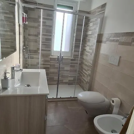 לינה וארוחת בוקר The World