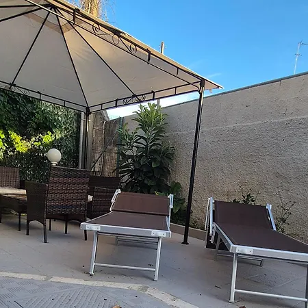 The World לינה וארוחת בוקר